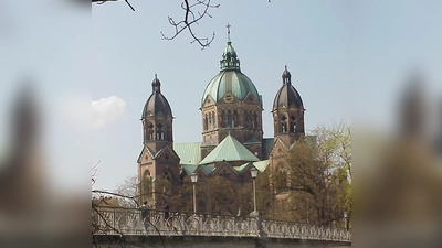 Bauliches Kleinod an der Isar: Blick auf die Kirche St. Lukas mit dem Kabelsteg. (Foto: Wikimedia Commons, CC BY-SA 3.0)