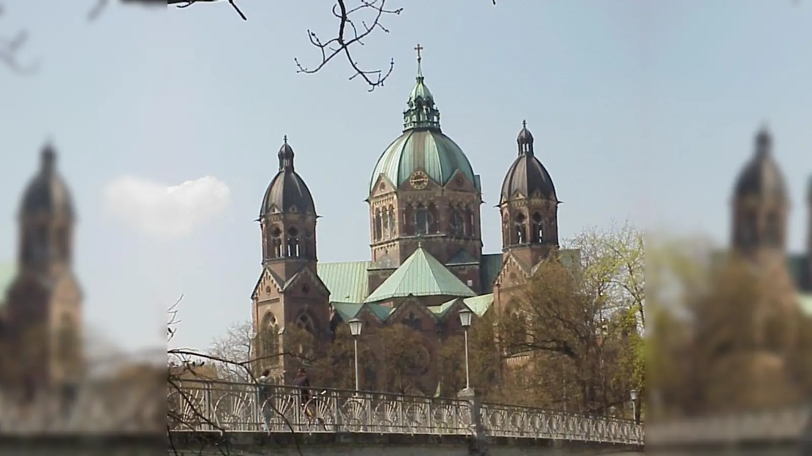 Bauliches Kleinod an der Isar: Blick auf die Kirche St. Lukas mit dem Kabelsteg. (Foto: Wikimedia Commons, CC BY-SA 3.0)