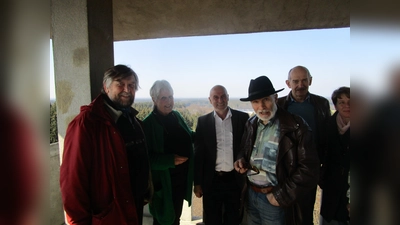 Dr. Herbert Barthel, Heide Schmidt-Schuh, Hans Gröbmayr und Olaf Rautenberg (von links) werfen einen Blick vom Ebersberger Aussichtsturm auf die möglichen Standorte der Windräder im Ebersberger Forst. (Foto: BN)