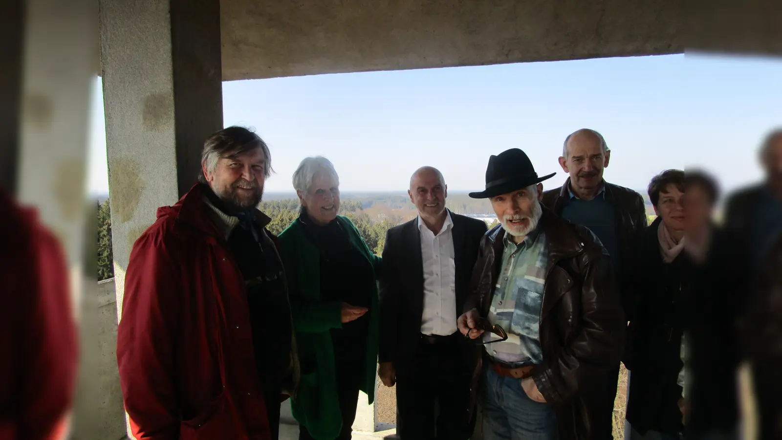 Dr. Herbert Barthel, Heide Schmidt-Schuh, Hans Gröbmayr und Olaf Rautenberg (von links) werfen einen Blick vom Ebersberger Aussichtsturm auf die möglichen Standorte der Windräder im Ebersberger Forst. (Foto: BN)