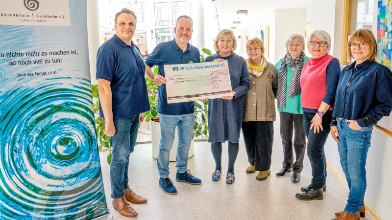 Lions-Präsident Wolfgang Frank (2. von links) und Vizepräsident Renée Bayer (links) überreichten die Spende an den Vorstand des Hospizvereins mit der Vorsitzenden Verena Reckzeh (3. von links) sowie Gaby Lajtkep, Waltraud Aßbeck, Bea Strathmann und Hilde Brandt. (Foto: Claudia Topel)