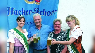 Kermess-Inhaber Hans und Liebgard Passian konnten auch die aktuelle Hallertauer Vize-Hopfenkönigin  Maria Hainzinger (l.) und die amtierende Hallertauer Hopfenprinzessein Franziska Sternecker (r.) begrüßen. (Foto: privat)