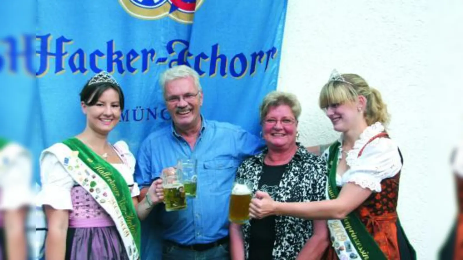Kermess-Inhaber Hans und Liebgard Passian konnten auch die aktuelle Hallertauer Vize-Hopfenkönigin  Maria Hainzinger (l.) und die amtierende Hallertauer Hopfenprinzessein Franziska Sternecker (r.) begrüßen. (Foto: privat)