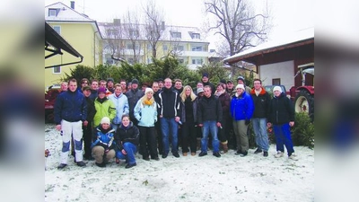 Die Mitglieder der JU-Kreisverbände West und Südwest mit der „Ausbeute“ der diesjährigen Christbaum-Abhol-Aktion. (Foto: pi)