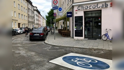 Eines der neuen 3x2 Meter großen Fahrradstraßen-Piktogramme, hier in der Baldestraße. (Foto: Landeshauptstadt München, KVR)