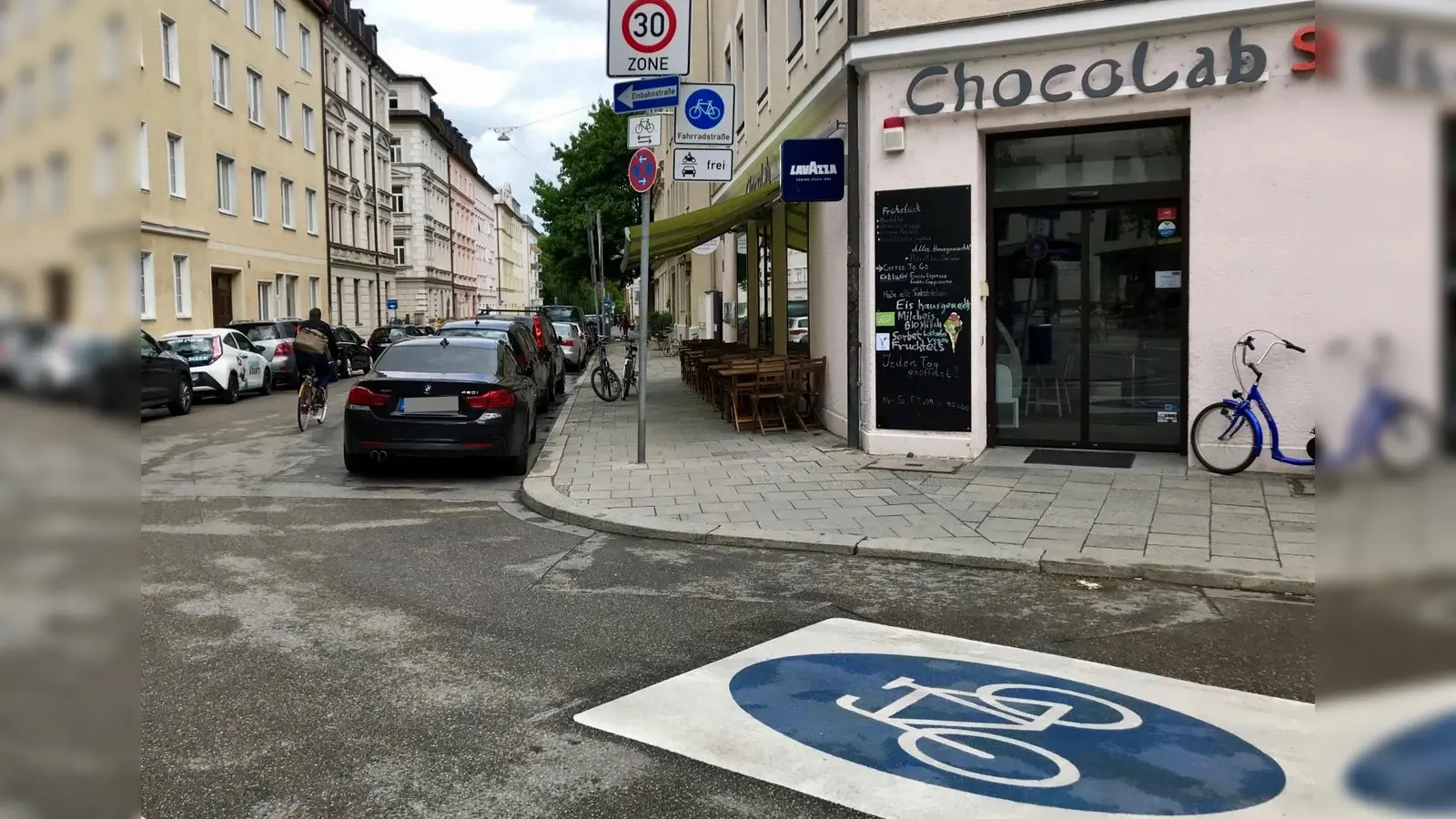 Eines der neuen 3x2 Meter großen Fahrradstraßen-Piktogramme, hier in der Baldestraße. (Foto: Landeshauptstadt München, KVR)