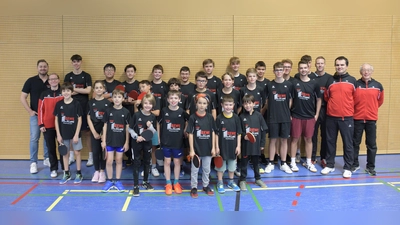 Die Jugendlichen des TSV bedanken sich gemeinsam mit der TT-Abteilungsleitung herzlich bei Sponsor Shekliqim Lumi. (Foto: TSV Neubiberg/Ottobrunn)