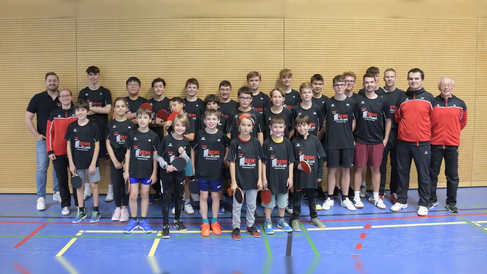 Die Jugendlichen des TSV bedanken sich gemeinsam mit der TT-Abteilungsleitung herzlich bei Sponsor Shekliqim Lumi. (Foto: TSV Neubiberg/Ottobrunn)