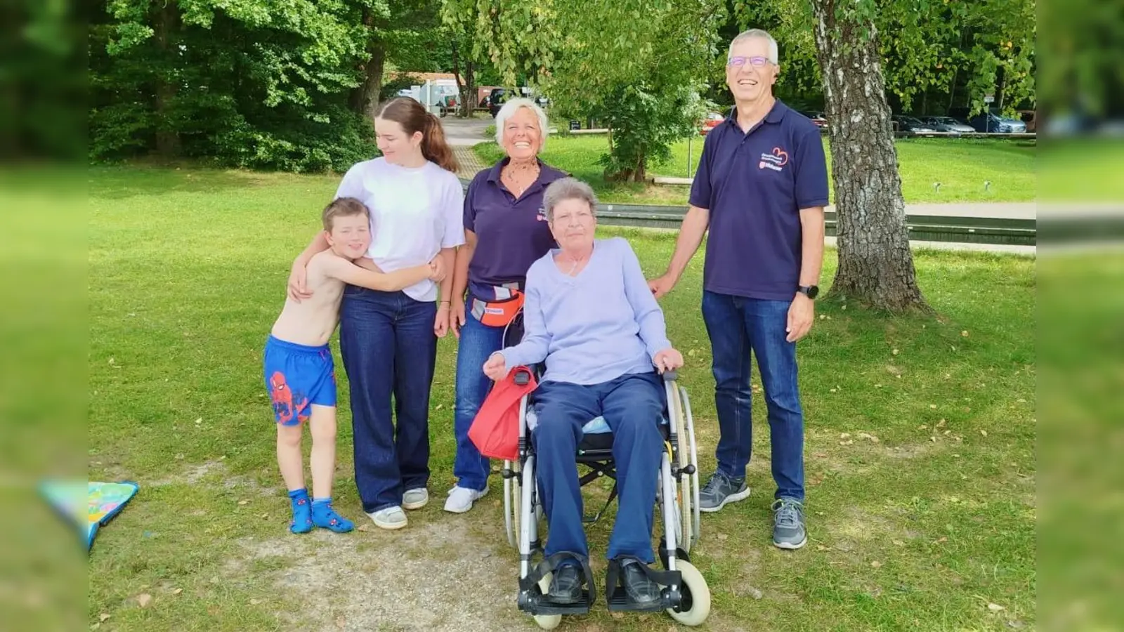 Unbeschwerte Zeit mit der Familie: Die schwerkranke Anna mit ihren beiden Enkeln (links) sowie Sunny Klee und Reinhold Schilz vom Malteser Herzenswunsch-Team. (Foto: Malteser)