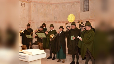 Waidmannsgilde München gestaltet die Hubertusmesse mit ihren gemischten Jagdhornbläserchor musikalisch.<br> (Foto: Stephan Simon)