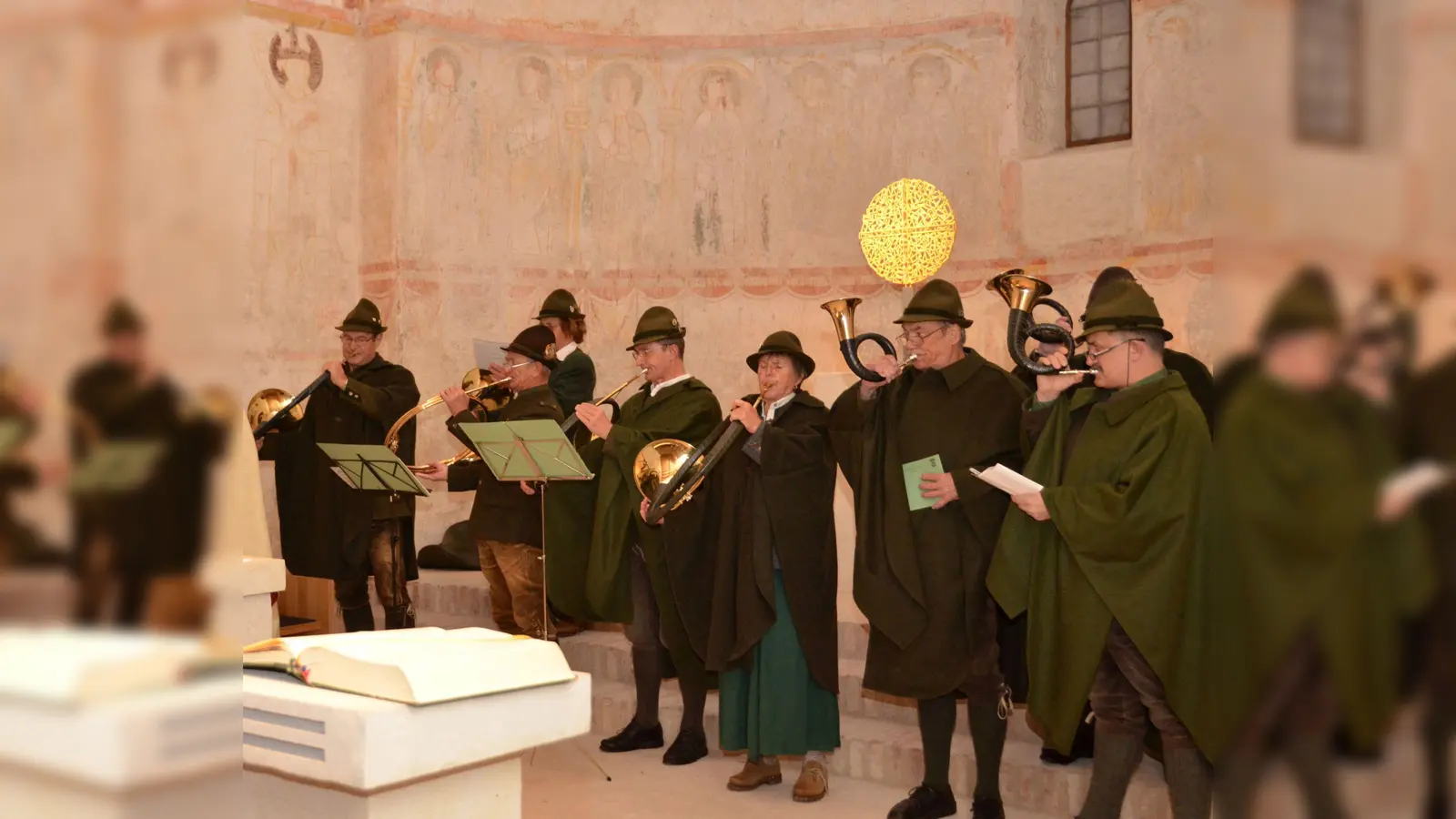 Waidmannsgilde München gestaltet die Hubertusmesse mit ihren gemischten Jagdhornbläserchor musikalisch.<br> (Foto: Stephan Simon)