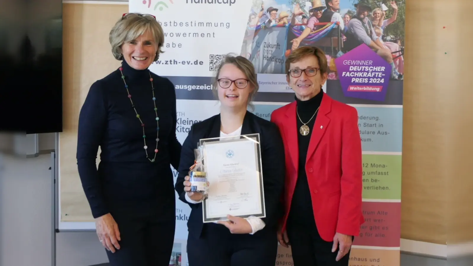 Andrea Hanisch, Vorsitzende Zukunft trotz Handicap e.V.; Clara Feiler, Absolventin und Friederike Steinberger, Stellvertr. Bezirktagspräsidentin. (Foto: ZtH)
