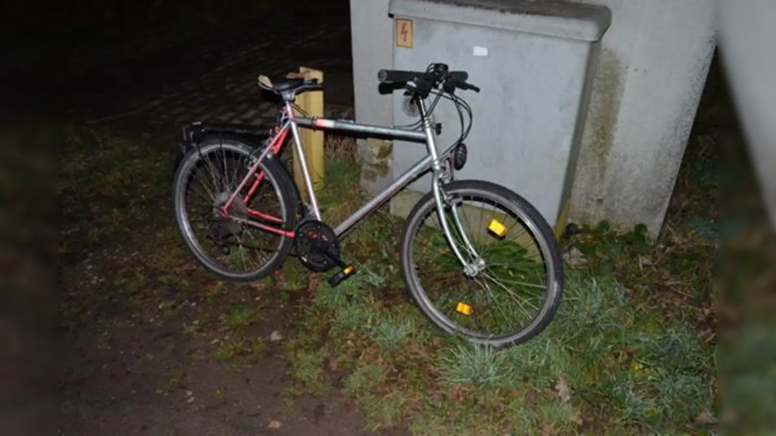 So wurde das Fahrrad aufgefunden. Es gehört wahrscheinlich dem Toten.  (Foto: Polizei)