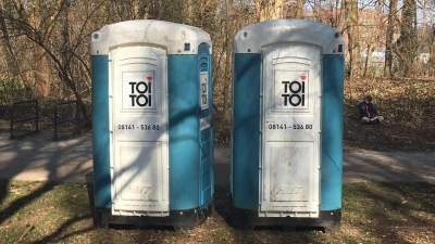 Nicht einmal mobile Toilettenhäuschen gibt es am belebten Josephsplatz, wo die öffentlichen Klos schon seit fast vier Jahren nicht mehr zugänglich sind.  (Foto: Livia Schommer)