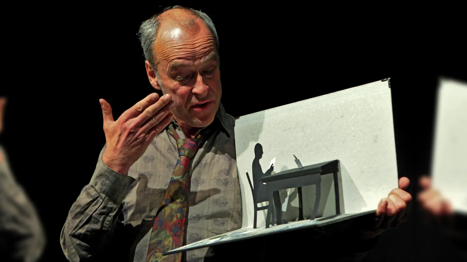 Mit einem ungewöhnlichen Bühnen-Bilder-Vortrag blickt der Künstler Jörg Baesecke am 8. Mai auf das vergangene Jahrhundert zurück. (Foto: KleinsteBühne)