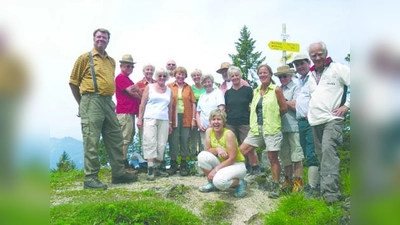 Die Gipfelstürmer der Tourengruppe der Ski- und Bergsportabteilung des TSV Eintracht Karlsfeld auf dem 1449 Meter hohen Gamskogel. (Foto: pi)