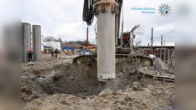 Die Bombe befand sich bei der Explosion in einer Tiefe von ca. zwei bis drei Metern und es entstand ein Explosionskrater. (Foto: PP München)