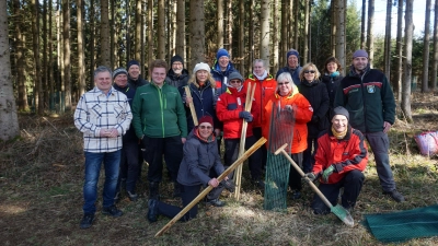 Baumpflanzaktion: Bürgermeister Stefan Joachimsthaler (l.) mit Sebastian Winter, Projektleiter der Initiative Zukunftswald (r.) und der Gruppe Naturfreunde. (Foto: red)