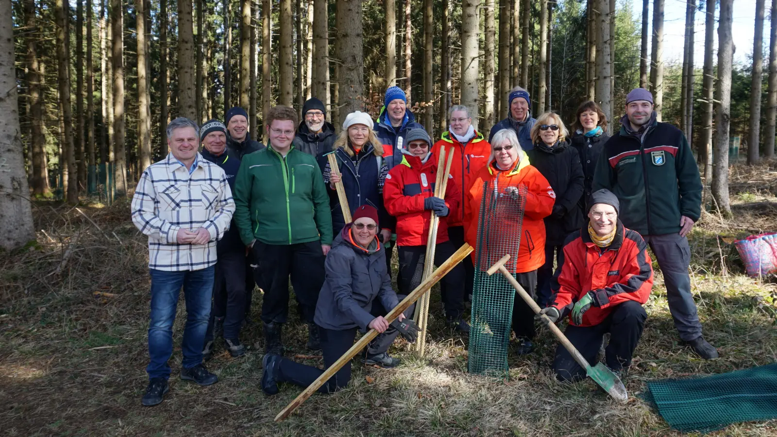 Baumpflanzaktion: Bürgermeister Stefan Joachimsthaler (l.) mit Sebastian Winter, Projektleiter der Initiative Zukunftswald (r.) und der Gruppe Naturfreunde. (Foto: red)