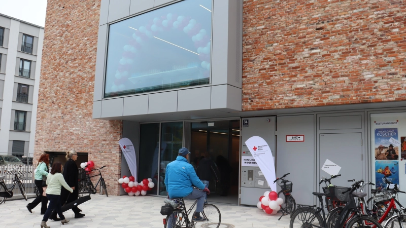 Die Neue Ziegelei mit Alten- und Service-Zentrum, Familienzentrum und Nachbarschaftstreff befindet sich im Herzen des Prinz-Eugen-Parks. (Foto: bas)