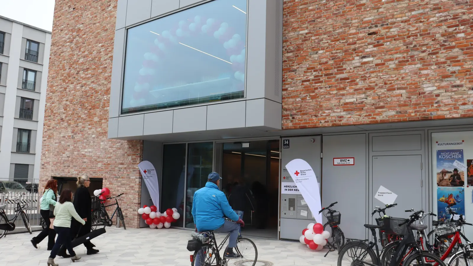 Die Neue Ziegelei mit Alten- und Service-Zentrum, Familienzentrum und Nachbarschaftstreff befindet sich im Herzen des Prinz-Eugen-Parks. (Foto: bas)
