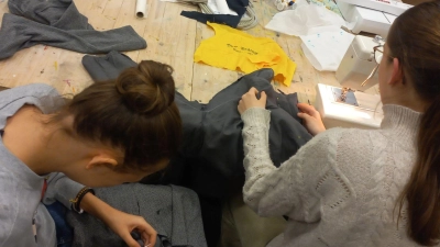 Eigene Kleidungsstücke dürfen mitgebracht und selbst aufgepeppt werden. (Foto: Echo e.V.)