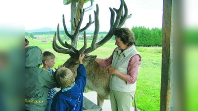 Viele Kinder aus der Umgebung kennen Jägerin Christa Rodenkirchen und den berühmten Hirsch Sepp. (Foto: SE)