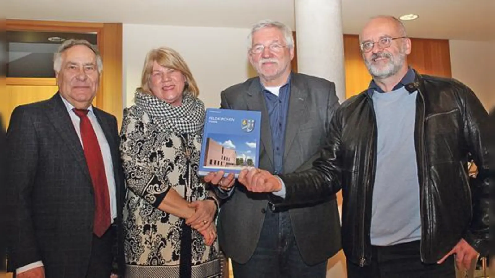Altbürgermeister Leonhard Baumann, Autorin Cornelia Oelwein, Bürgermeister Werner van der Weck und Verleger Franz Schiermeier (von links nach rechts) präsentieren die neue Feldkirchner Chronik. 	 (Foto: bs)