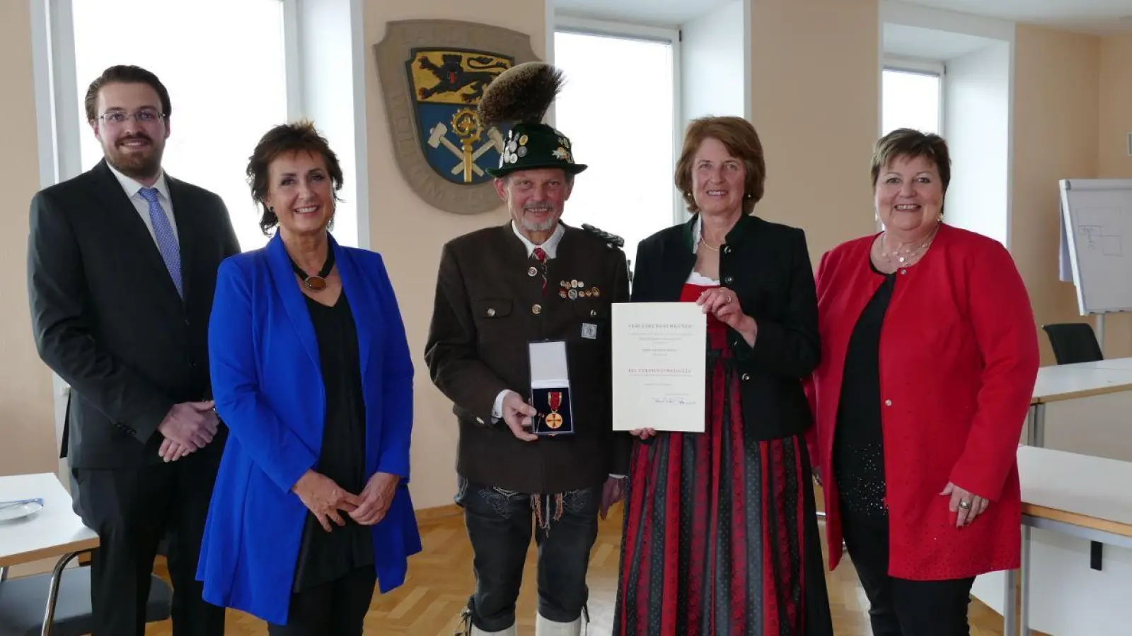 Siegfried Sterff zeigt stolz seine Medaille. Die Verdienstmedaille der Bundesrepublik Deutschland ist die einzige allgemeine Verdienstauszeichnung in Deutschland und damit die höchste Anerkennung, die die Bundesrepublik für Verdienste um das Gemeinwohl ausspricht. (Foto: LRA)