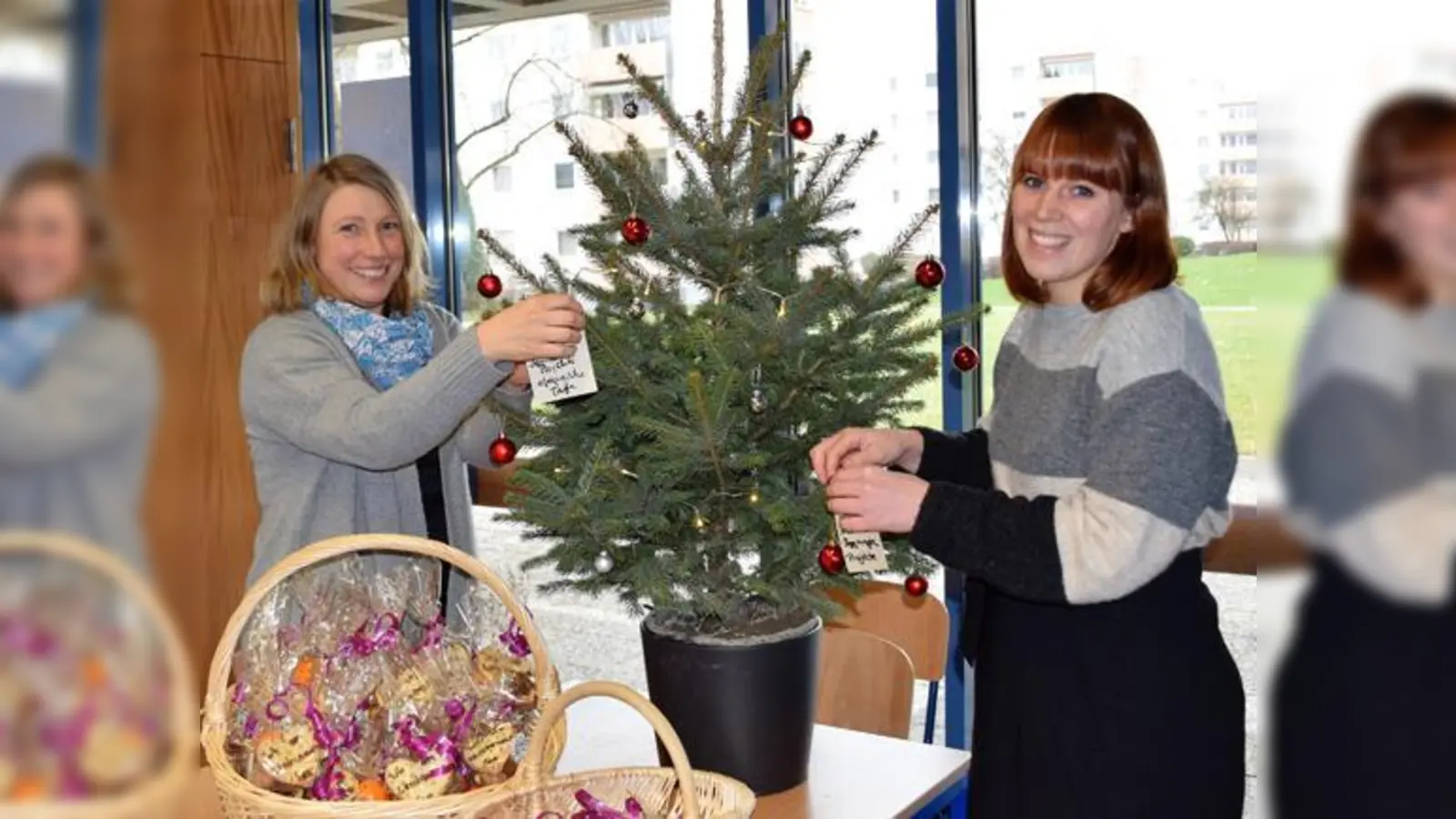Die Quartiersmanagerinnen Sarah Ehrenstein (rechts) und Sigrid Möbs (links) wollen mit dem Wunschbaum die Wünsche und Bedürfnisse der Anwohner sammeln und im nächsten Jahr gemeinsam umsetzen.  (Foto: privat)