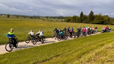 Polizeiobermeister Julian Kolein (links) und Polizei-Dienstanfänger Tuncay Karaduman begleiteten die Grundschüler bei ihrer praktischen Fahrradausbildung. (Foto: PI Gauting)