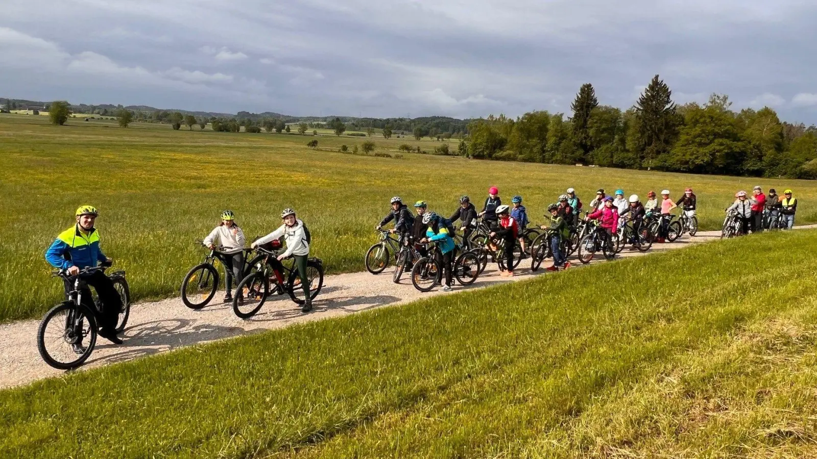 Polizeiobermeister Julian Kolein (links) und Polizei-Dienstanfänger Tuncay Karaduman begleiteten die Grundschüler bei ihrer praktischen Fahrradausbildung. (Foto: PI Gauting)