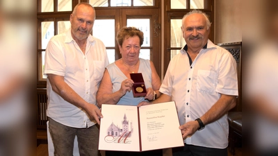 Stadtrat Hans-Peter Mehling (li.) überreichte Roswitha Kupfer die Medaille „München leuchtet“. Mit dabei war auch Richard Salvermoser, Vorsitzender des SV Solidarität München.  (Foto: Ingrid Grossmann/Presseamt)