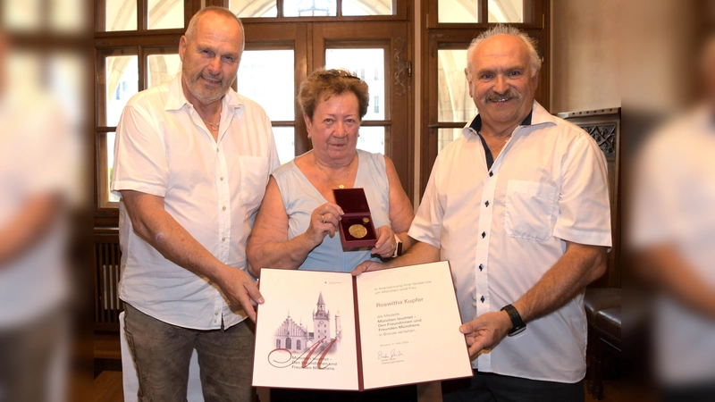 Stadtrat Hans-Peter Mehling (li.) überreichte Roswitha Kupfer die Medaille „München leuchtet“. Mit dabei war auch Richard Salvermoser, Vorsitzender des SV Solidarität München.  (Foto: Ingrid Grossmann/Presseamt)