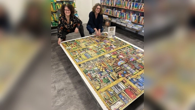 9.000 Teile wurden bereits verpuzzelt. Darüber freuen sich Helen Hoff (links) und Katrin Schmidt von der Buchhandlung LeseZeichen. (Foto: Pauline Gössl)