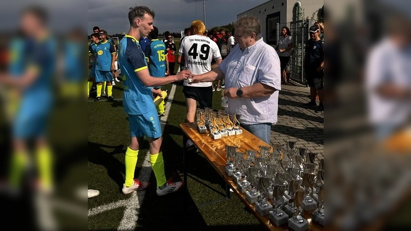 Jeder Spieler bekam nach dem Turnier einen vom Lions Club Ottobrunn gespendeten Pokal.  (Foto: Rietzler)