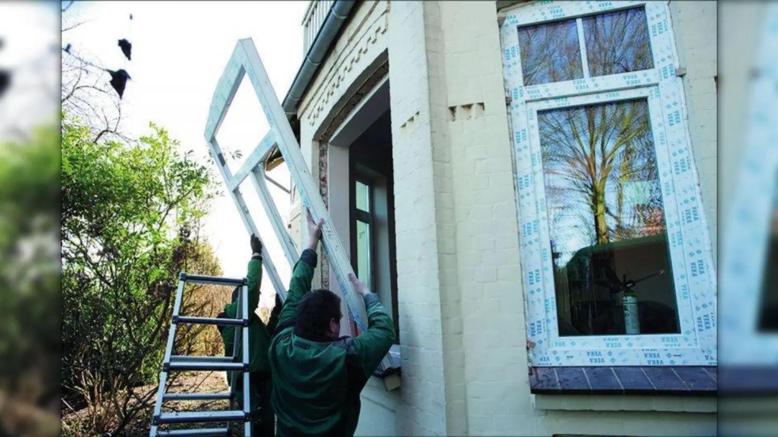 Der Staat greift beim Austausch alter Fenster gegen energiesparende Varianten aus Kunststoffprofilen den Eigenheimbesitzern mit hohen Zuschüssen unter die Arme. (Foto: Veka/txn)