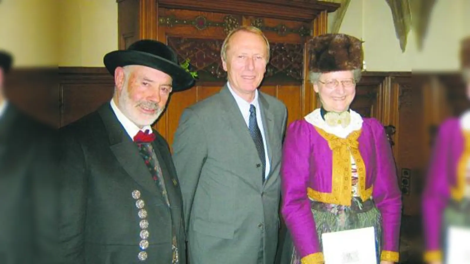 Josef Kinast in der Dachauer Tracht des Vereins für Volksmusik und Volkstanz „D' Blutenburgler“ (l.) und Ingrid Menzinger in der Menzinger Tracht des Heimat- und Volkstrachtenvereins „D' Würmtaler Menzing“ (r.) mit Bürgermeister Hep Monatzeder. (Foto: Frieder Vogelsgesang)