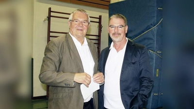 Stadtrat Alexander Reissl (SPD, r.) und Werner Lederer-Piloty (Vorsitzender des Bezirksausschusses Schwabing-Freimann) bei der Bürgerversammlung. 	 (Foto: js)