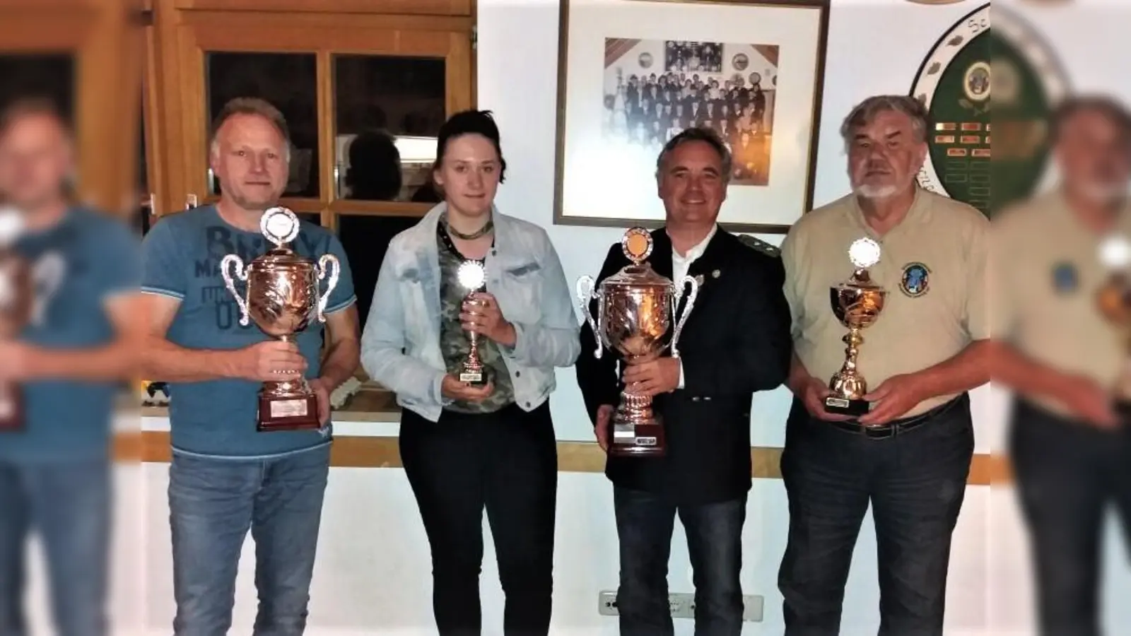 Die Gewinner der Wanderpokale: Anton Bernhard, Johanna Berchtold, Oliver Jellonek und  Werner Sroka (von links). (Foto: Schützengesellschaft Almarausch Unering)