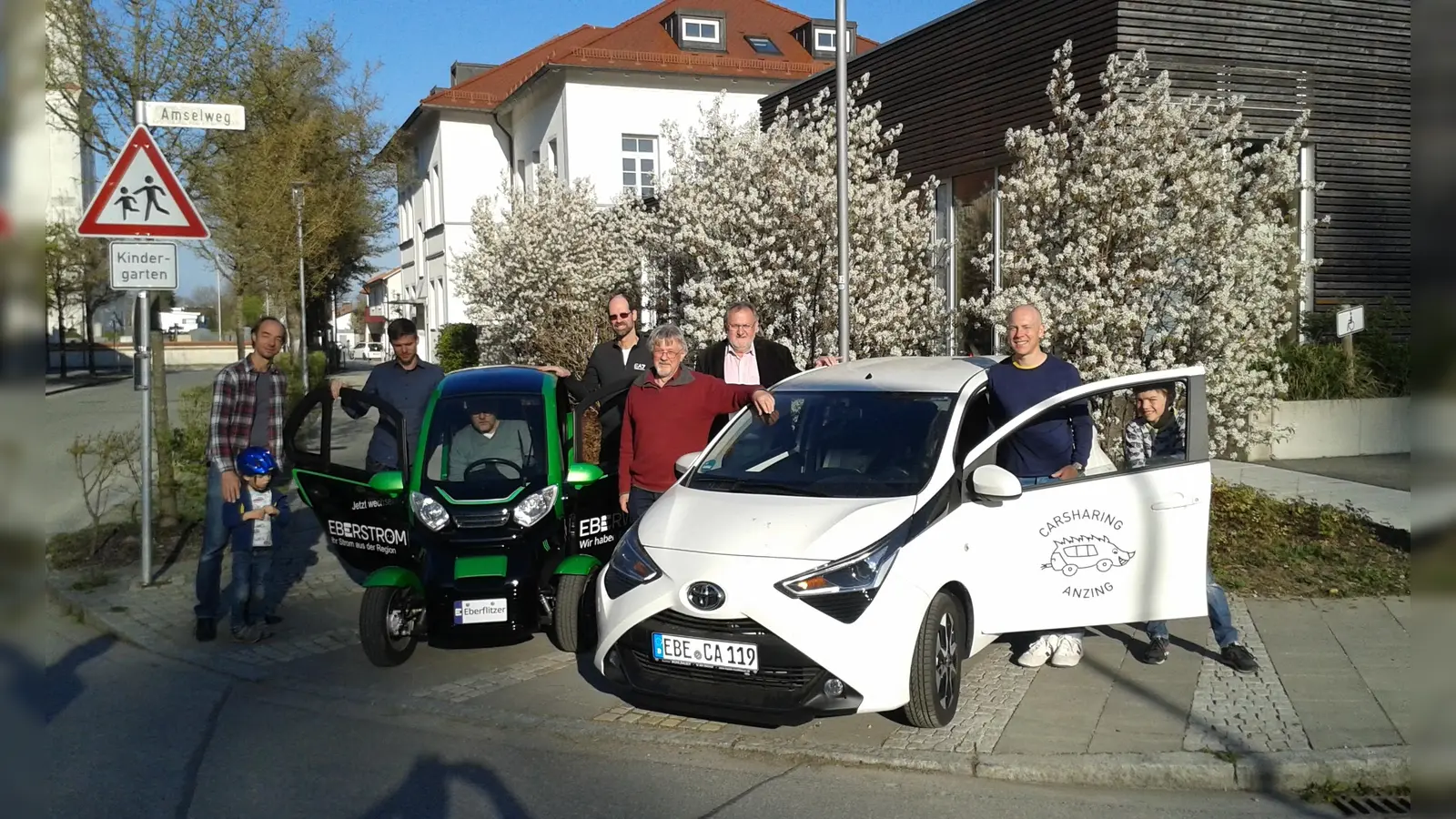 Der EBERflitzer (links) steht ab sofort den Mitgliedern des Carsharing-Vereins Anzing zur Verfügung. (Foto: EBERwerk)