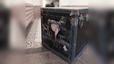 Dieser alte Koffer ist eines der 17 Dinge, die in der Villa Waldberta zu sehen sind. (Foto: Jörn Kachelriess)