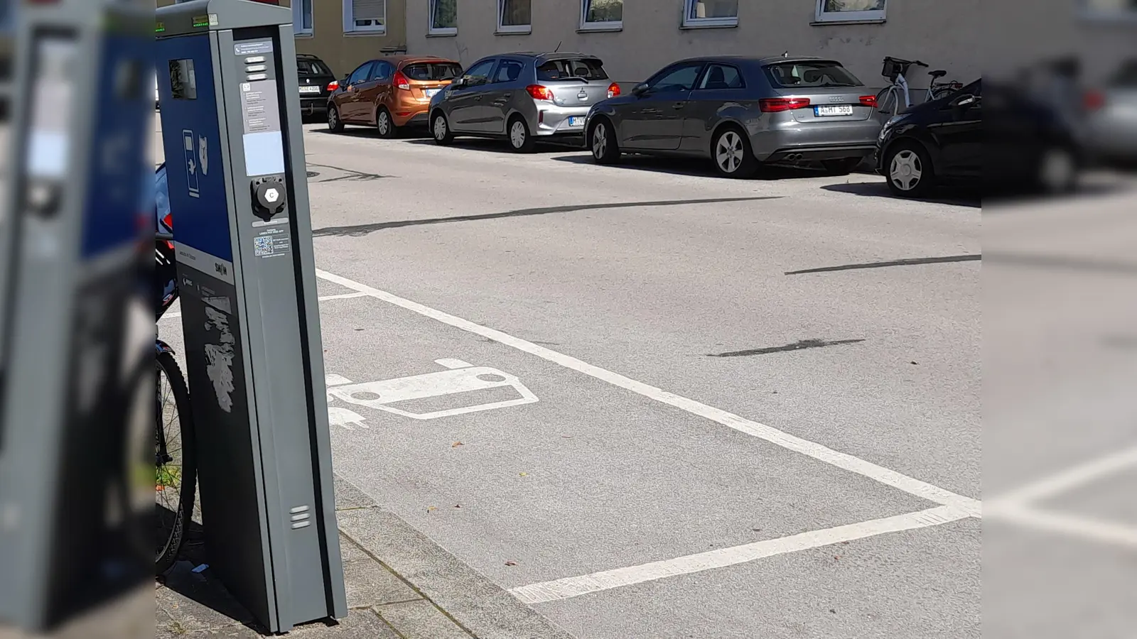 Nicht nur im öffentlichen Raum wie hier – auch in Mehrfamilienhäusern lassen sich E-Autos laden. Wie man Schritt für Schritt dahin gelangt, erklärt ein Vortrag.  (Symbolbild: kö)