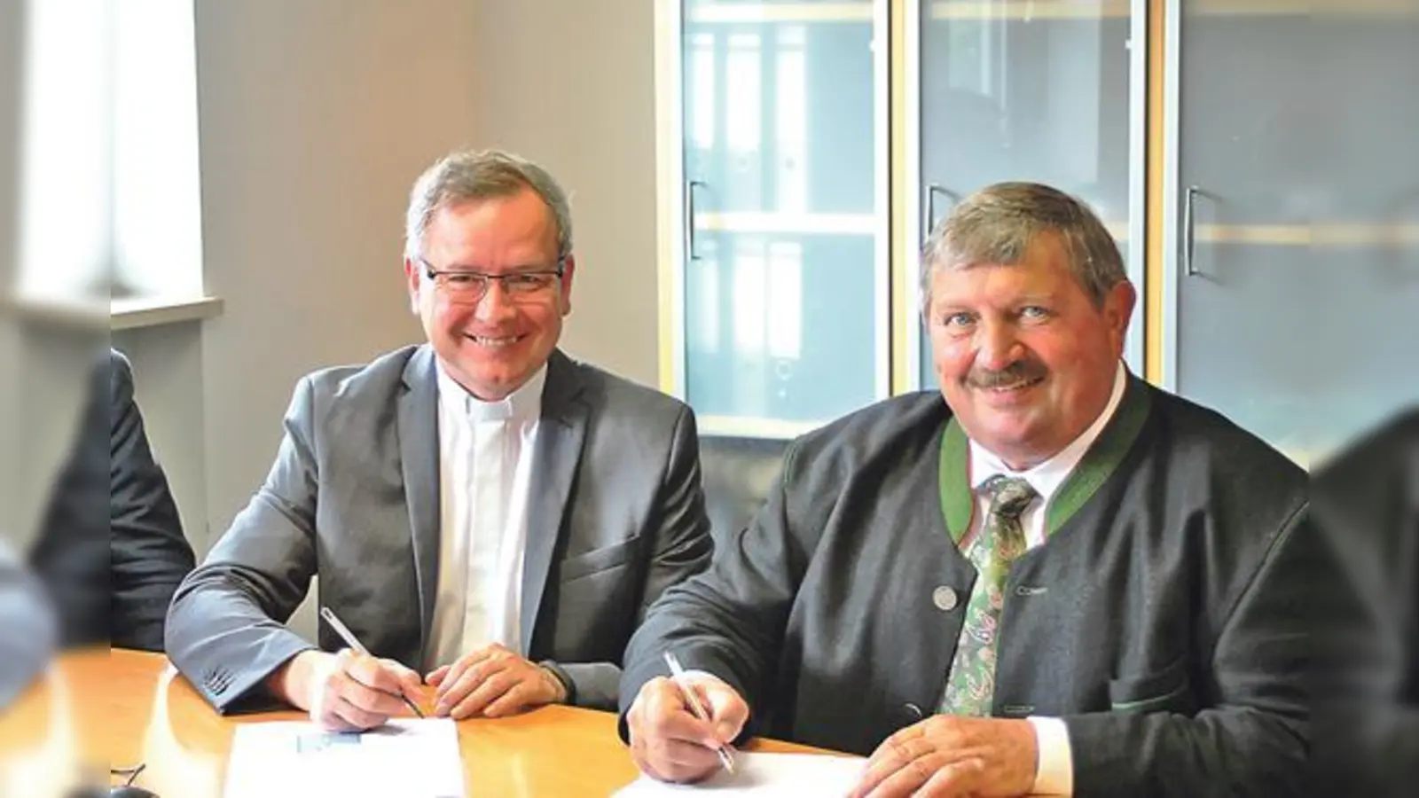 Pfarrer Thomas Kratochvik und 	Bürgermeister Georg Reitsberger bei der Unterzeichung.	 (Foto: Gemeinde Vaterstetten)