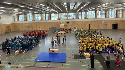 Schulfest „Die Farben dieser Welt” als Trommelprojekt aller 300 Schüler: Die Grundschule an der Parish-Straße wollte damit ein Zeichen für Vielfalt und gegen Rassismus setzen. (Foto: Ulrike Seiffert)
