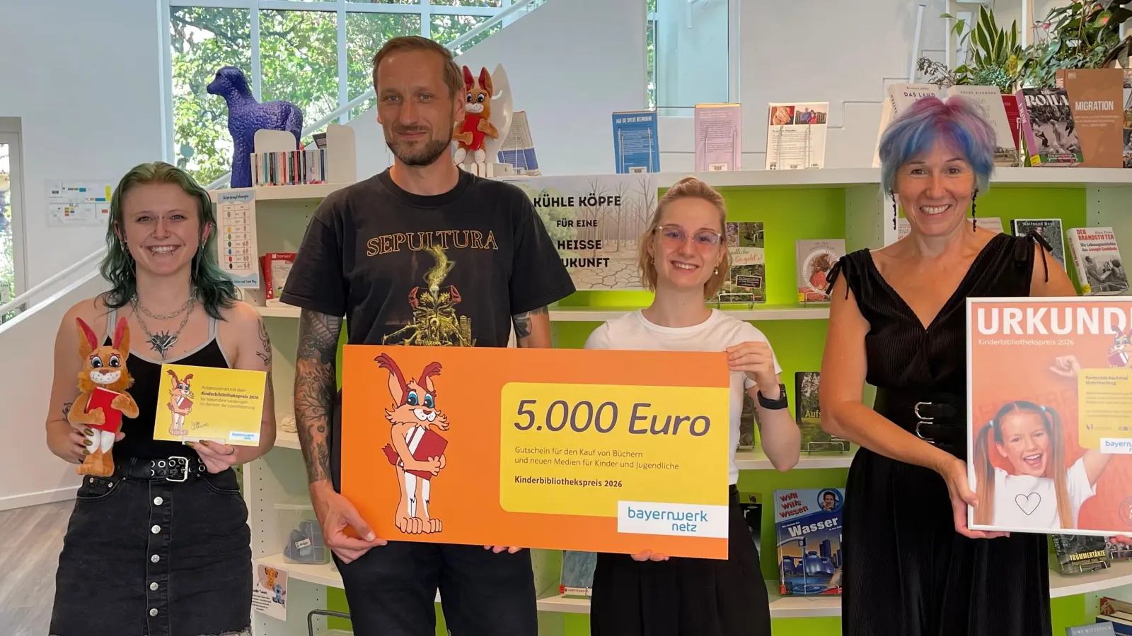 Ein Teil des Büchereiteams mit dem Kinderbibliothekspreis (v.l.) Regina Schmölz, Nils Later, Anna-Lena Rosenegger und Büchereileitung Tanja Keller.  (Foto: hw)