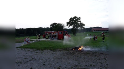 Codewort „Lagerfeuer außer Kontrolle” - unter fachmännischer Aufsicht durften die kleinen Teilnehmer ganz allein ein Feuer löschen. (Foto: FFW Walchstadt)