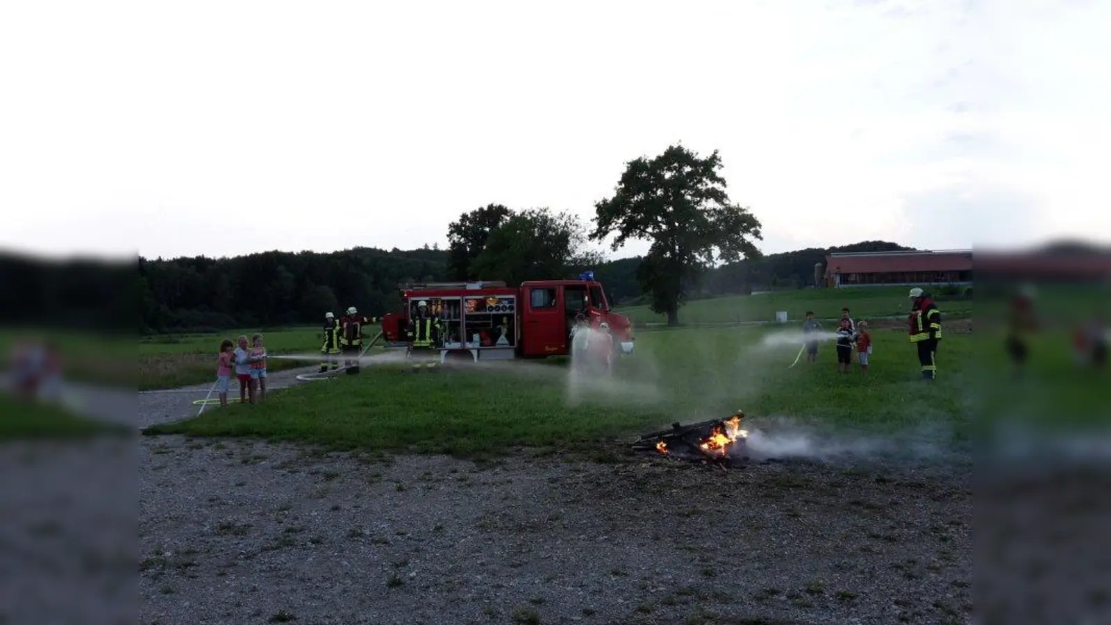 Codewort „Lagerfeuer außer Kontrolle” - unter fachmännischer Aufsicht durften die kleinen Teilnehmer ganz allein ein Feuer löschen. (Foto: FFW Walchstadt)