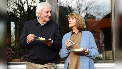 Eine tadellose Tarte und die Erkenntnis, dass selbst Amalfi nicht allzu weit entfernt ist: Günther Maria Halmer und Senta Berger (Foto: Majestic Jürgen Olczyk)