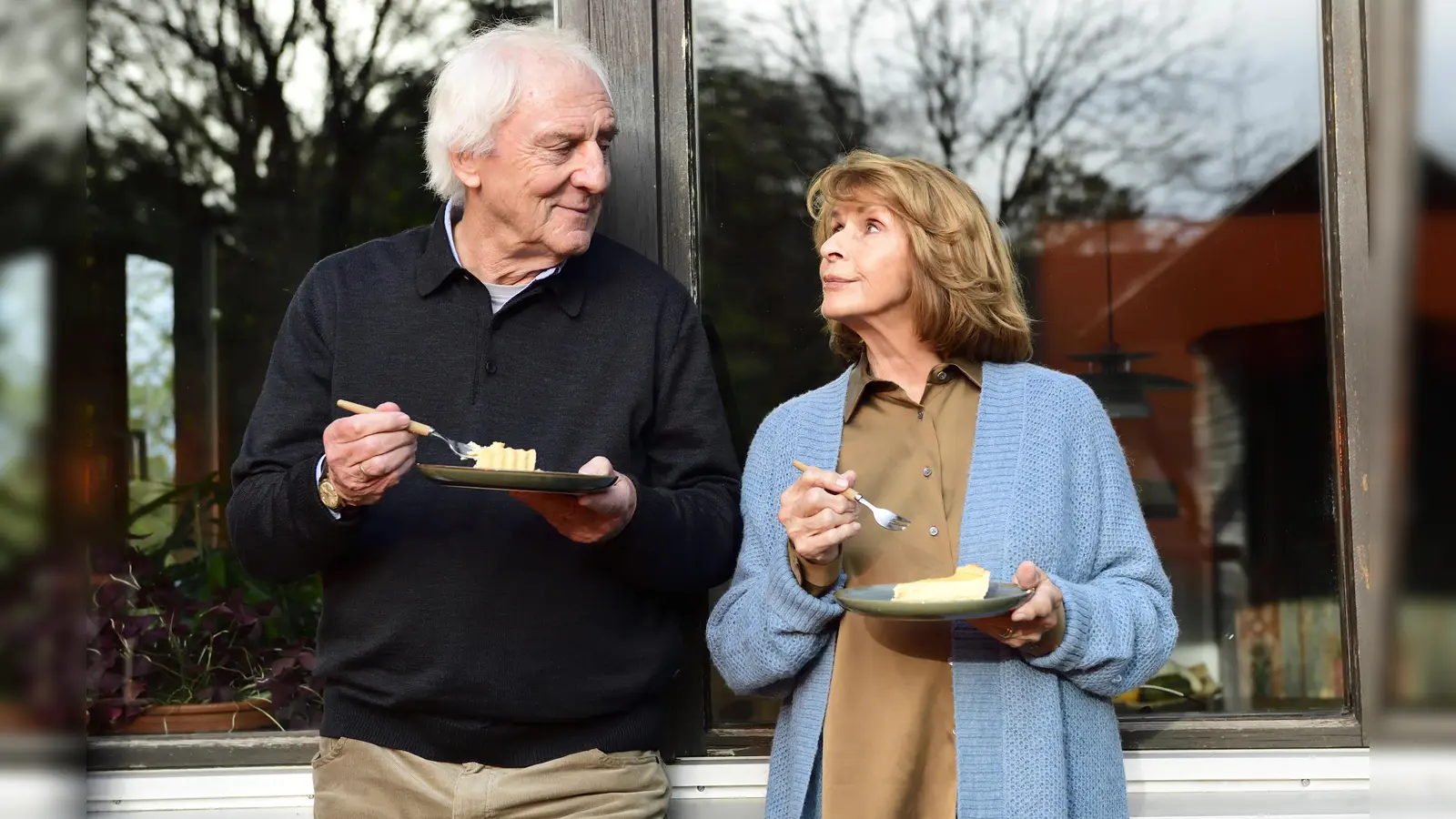 Eine tadellose Tarte und die Erkenntnis, dass selbst Amalfi nicht allzu weit entfernt ist: Günther Maria Halmer und Senta Berger (Foto: Majestic Jürgen Olczyk)